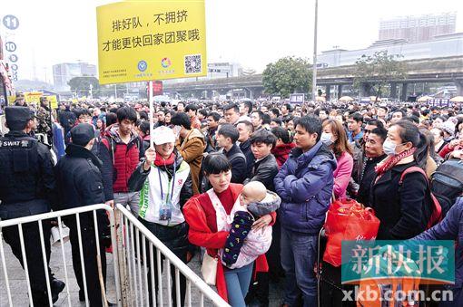 大批志愿者在广州火车站服务春运。