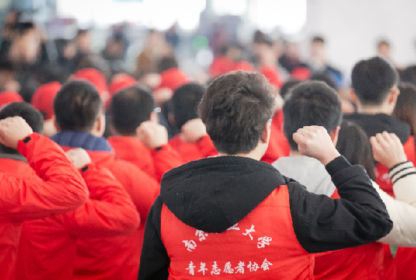 2018年春运“暖冬行动”青年志愿者集体宣誓。张炜 摄