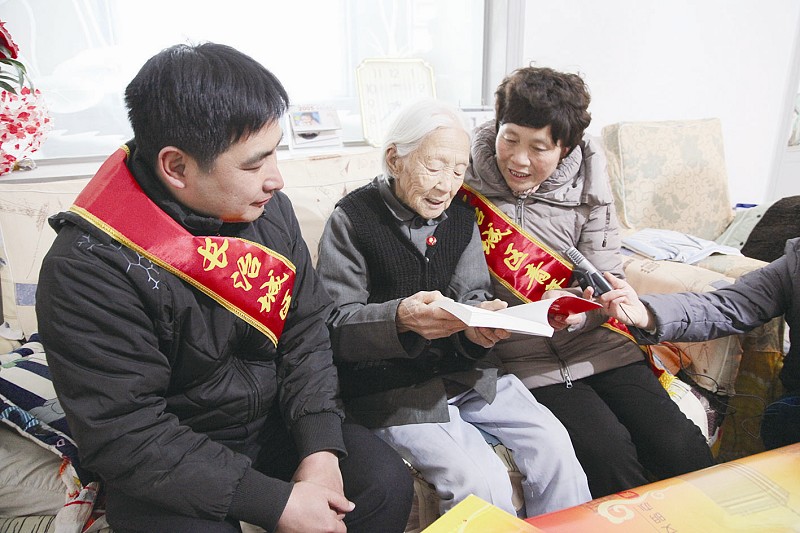 志愿者送书上门 方便老党员学习十八大精神