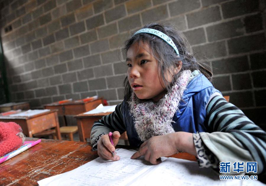 （中国网事·感动2013）（2）“最坚强留守女童”：9岁撑起一个家　