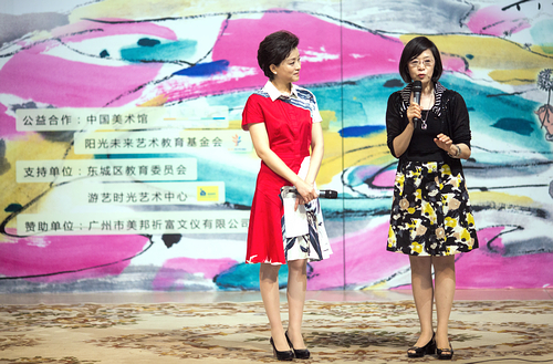 全国妇联儿童工作部部长  张小媛 与阳光未来艺术教育基金会理事长 杨澜在互动中表达出对青少年儿童艺术教育 的关注。