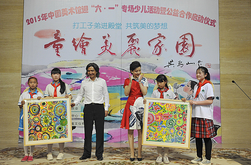 吴为山馆长与杨澜女士接受来自两所学校学生的绘画作品