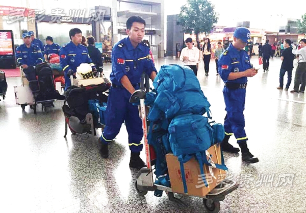 救援队在机场办理完手续后，优先通关，整装待发。