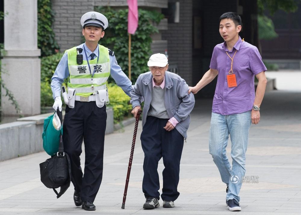 那些高考考场上的特殊考生