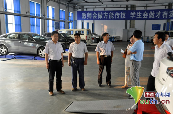 北京林业大学党委副书记全海等参观了解阜平县涉林企业发展状况。