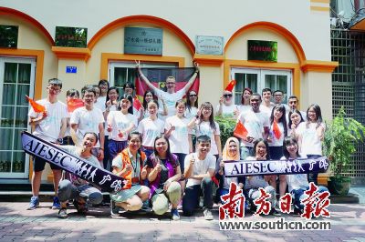 志愿者们在广州六榕街社区进行了一次咏春“快闪”活动。赵新星