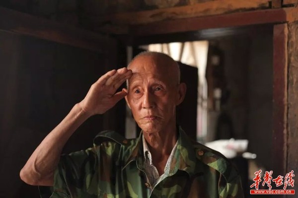87岁抗战老兵陈志中只要提起那段烽火岁月、戴上荣誉勋章，他会马上挺直微驼的脊梁，将右手举过头顶。