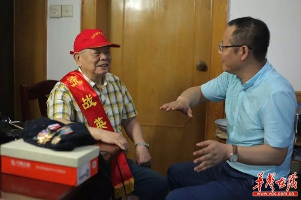 听86岁抗战老兵黄新民讲述当年12岁“小鬼”参军没有枪杆高的经历。