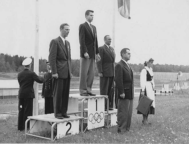 1952年芬兰赫尔辛基奥运会是女性礼仪志愿者首次出现，此后，女性志愿者担任引导员成为传统