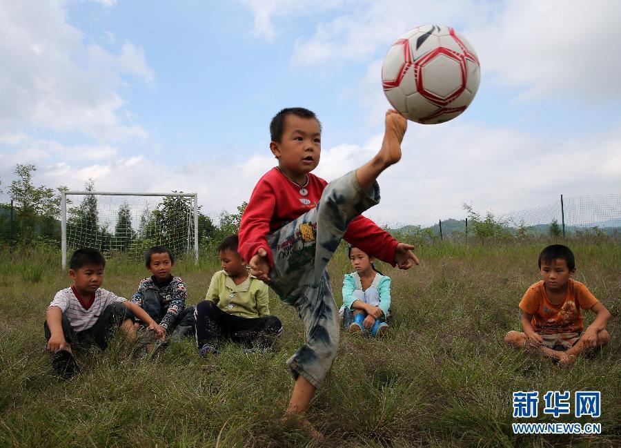 #（图片故事）（2）微小学的足球梦