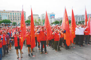 9月25日下午，蒲江县“全民公益日”主题志愿服务活动在蒲江县世纪广场上启动。启动仪式上的志愿者是来自蒲江县级各部门志愿服务队、社区志愿服务队、公益组织等62家单位近千人。其中13个志愿服务队分别与社区拟定的20项志愿服务项目签订了志愿服务项目认领协议书，承诺为服务对象长期开展志愿活动。