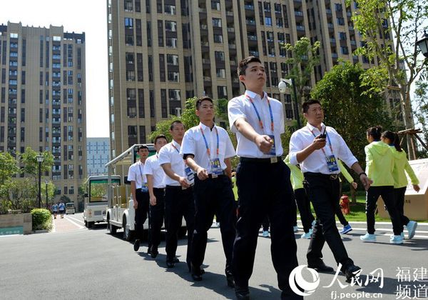 青运村里也少不了安保志愿者的身影。图为一队安保志愿者在青云村内巡逻。李挺摄