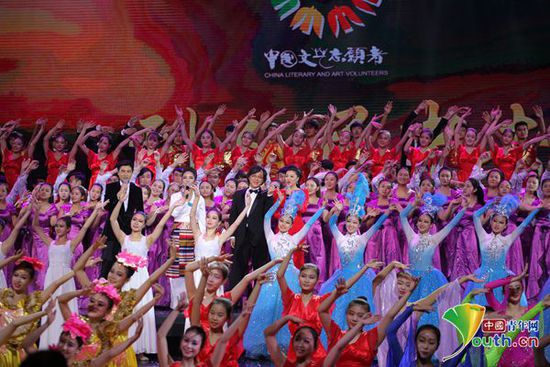 首个中国文艺志愿者公益演出季在天泰剧院拉开帷幕。中国青年网记者李延兵