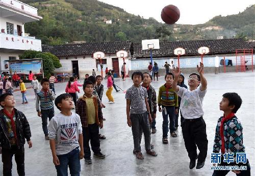 （图片故事）（5）云南“袖珍校长”：用爱托起山村孩子的希望