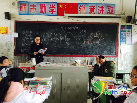 西北农林科技大学第十七届研究生支教团成员郭璋为刘家洼学校学生讲读课文《在山的那边》。