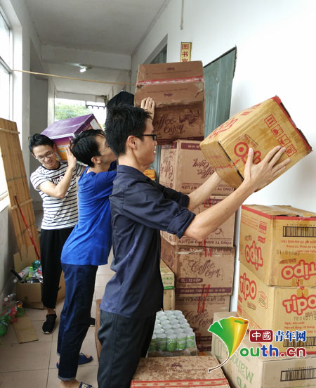浙江师范大学第17届研究生支教团在龙州建公益微店“零食铺”。