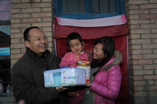 中国儿童少年基金会副秘书长朱锡生与当地留守儿童