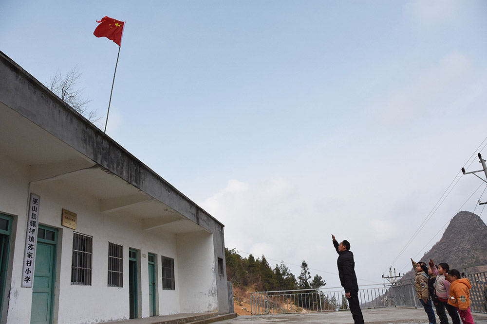 2月24日，陶老师带领学生们向国旗敬礼。