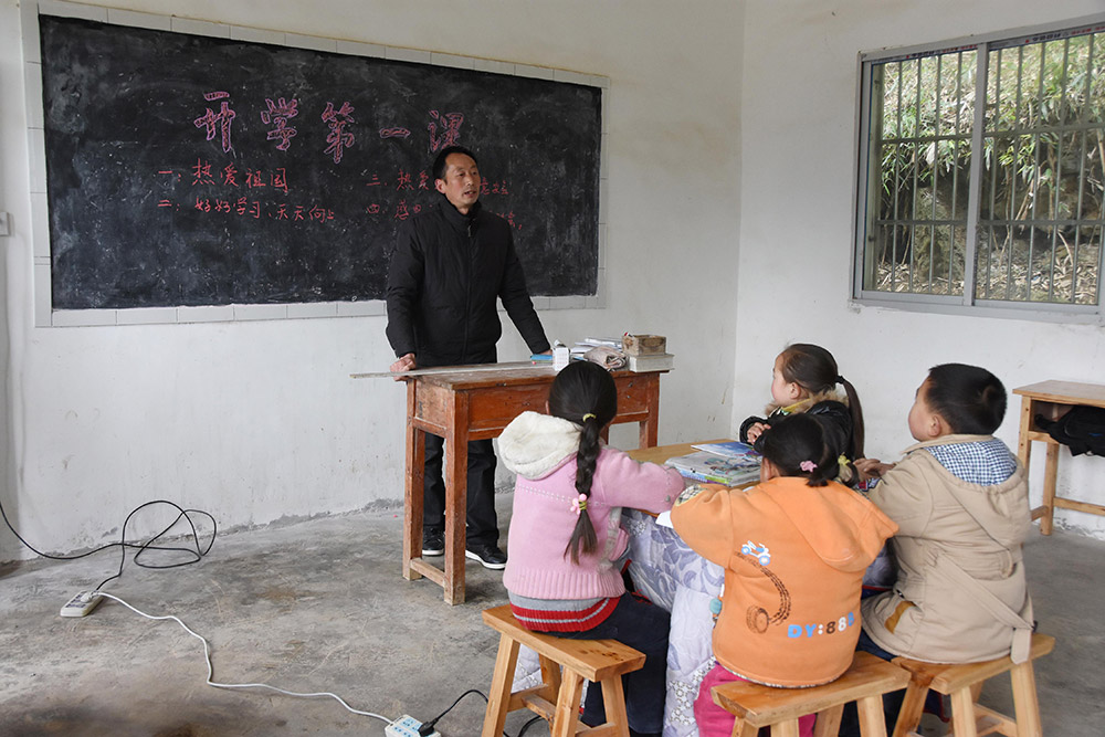 2月24日，陶朝雷老师给学生们上开学第一课。