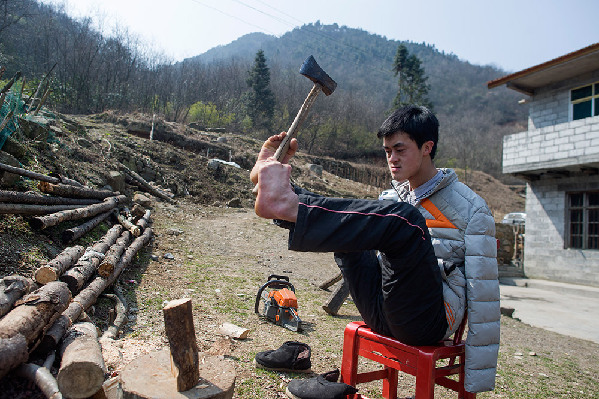 陈兹方在家中劈柴干活（3月2日摄）。