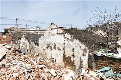秦淮区文物保护单位金斗会馆被埋在建筑垃圾中。