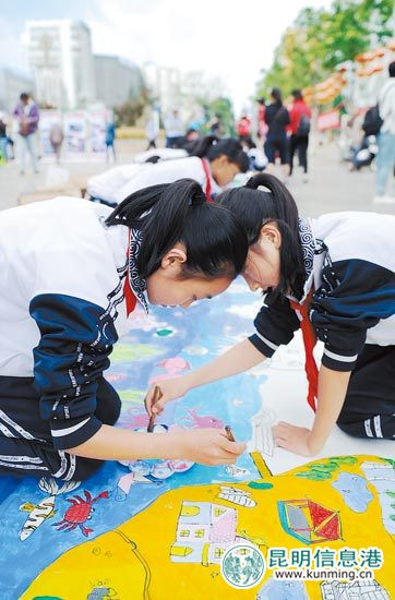 学生志愿者保护滇池亲子绘画活动现场
