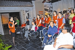深圳博物馆的志愿者为残障观众讲解。
