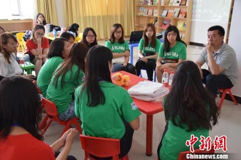 香港内地学子携手走访少数民族社区探讨公益爱心与责任