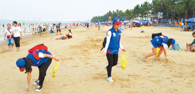 国庆假期，海口青年志愿者在海口西海岸清理垃圾。(张俊其摄)