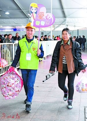 今年春运，志愿者在广州火车站组建“爱心帮帮团”。广报记者乔军伟摄