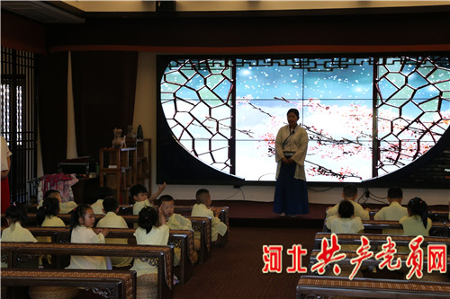滨湖新区闾里孙敬学堂里的孩子们在上课 。记者 黄靖童 摄