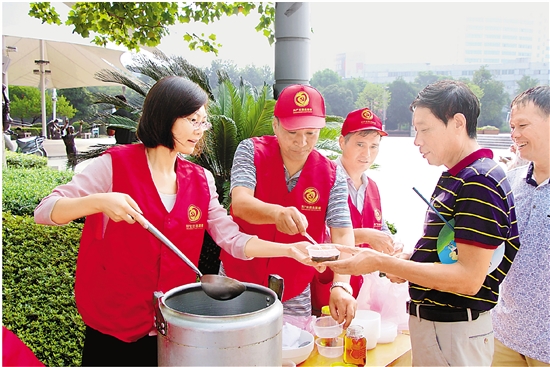 夏日，党员志愿者们为市民送清凉服务。
