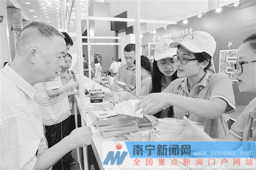 中国—东盟博览会上志愿者热情服务。记者潘浩摄