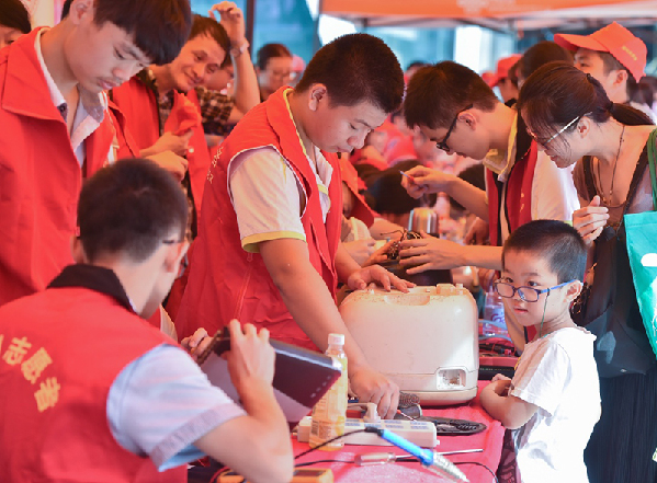 9月24日，福州机电工程职业技术学校的学生志愿者在为市民免费维修家电