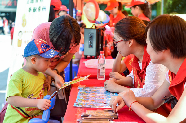 9月24日，福州市乌山小学党员志愿服务队的老师在与家长交流培养孩子专注力的方法。