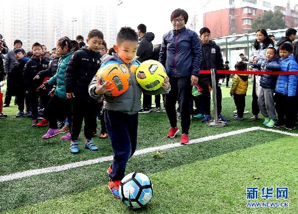 （体育）（1）全民健身——少年足球公益助学嘉年华在沪举行