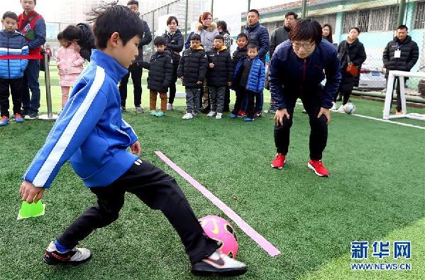 （体育）（3）全民健身——少年足球公益助学嘉年华在沪举行