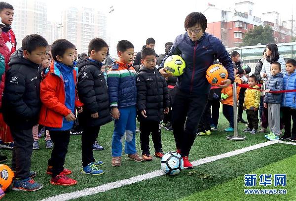 （体育）（2）全民健身——少年足球公益助学嘉年华在沪举行