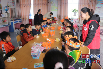 合肥工大研支团在丹寨县长青二小为留守儿童学生过集体生日