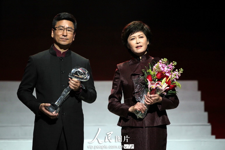 白岩松和敬一丹联手主持,2012感动中国人物榜单正式出炉。 白岩松和敬一丹联手主持,2012感动中国人物榜单正式出炉。