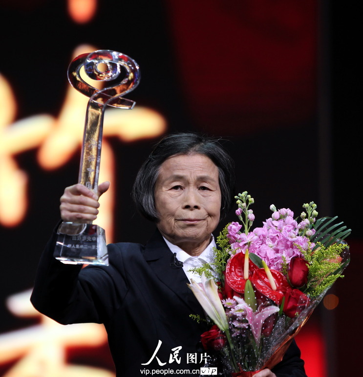 中国工程院院士、总装备部某基地研究员林俊德,2012年病逝。林俊德入伍52年,参加了我国全部核试验任务。 中国工程院院士、总装备部某基地研究员林俊德,2012年病逝。林俊德入伍52年,参加了我国全部核试验任务。