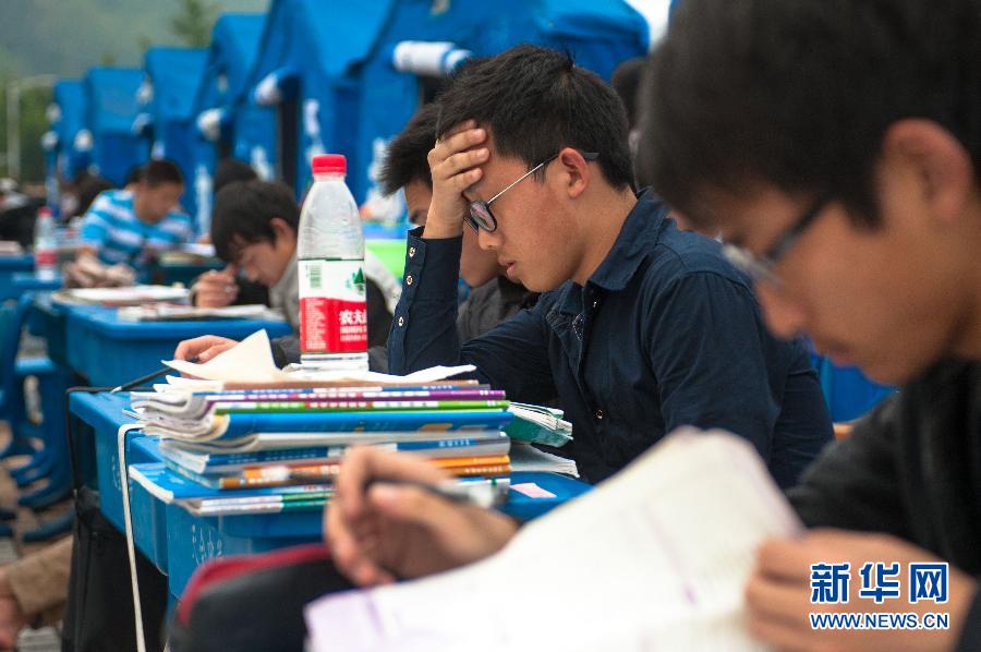 4月22日,四川省天全中学的"帐篷学校,高三学生在复习功课.